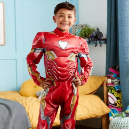 Niño disfrazado de de Iron Man