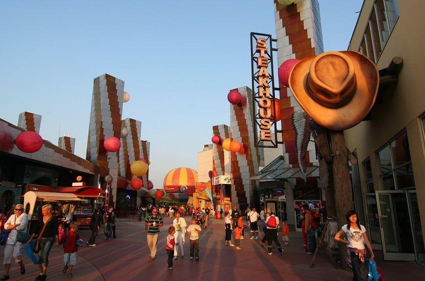 Calle principal con actividades de ocio en Disneyland Paris