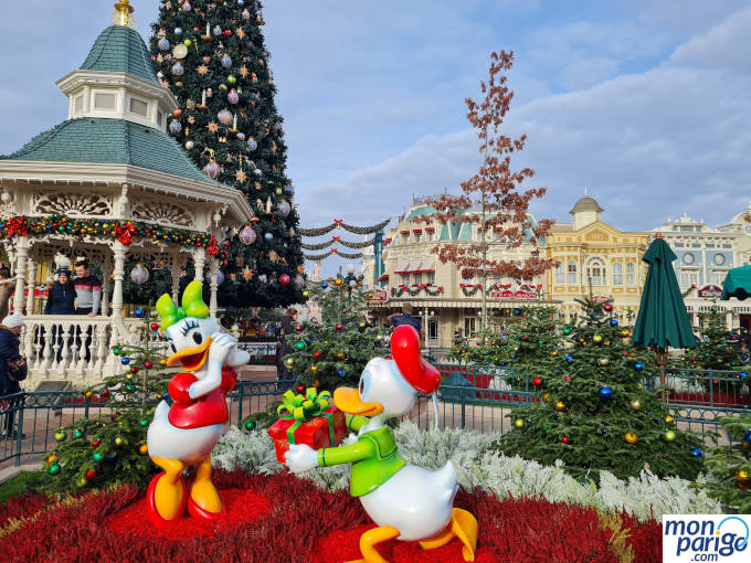 Pato Donald dando un regalo de Navidad a la Pata Daisy en Disneyland Paris