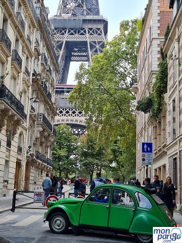 Coche clásico 2 CV en una calle frente a la torre de París