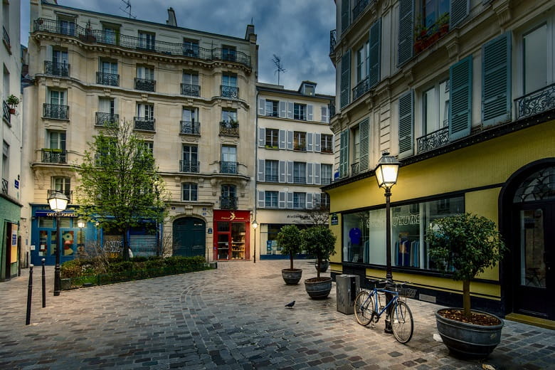 Calle peatonal con adoquines en París