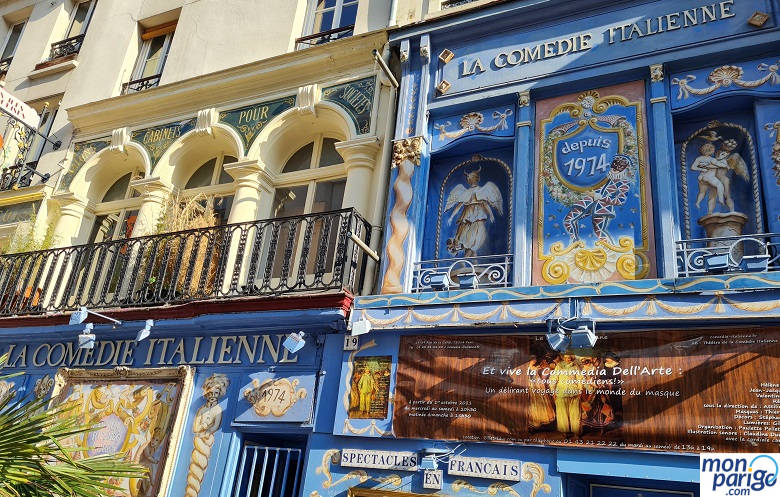 Fachada azul con pinturas de La Comedie Italienne en París