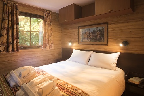 Dormitorio principal de la cabaña/bungalow del hotel Davy Crockett Ranch de Disneyland Paris