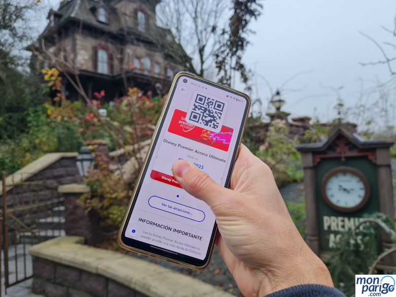 Móvil con el código QR del pase Rápido de Disneyland Paris - Disney Premier Access