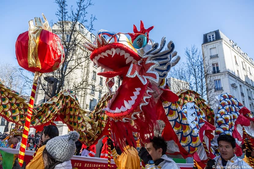 Dragón chino en un desfile en una calle de París