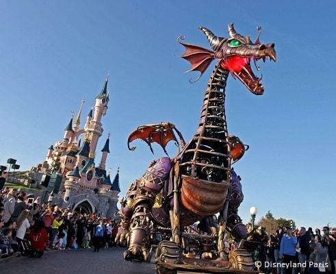 Dragón con fuego en Disneyland Paris