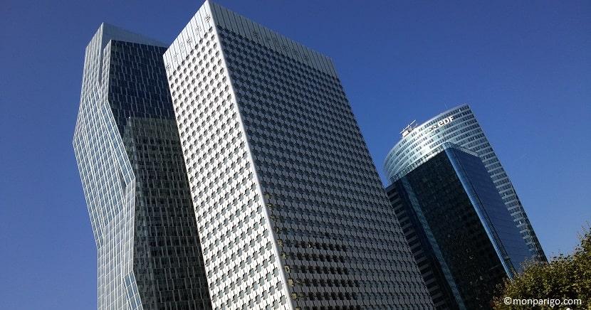 Rascacielos con una arquitectura extraña de La Defensa en París