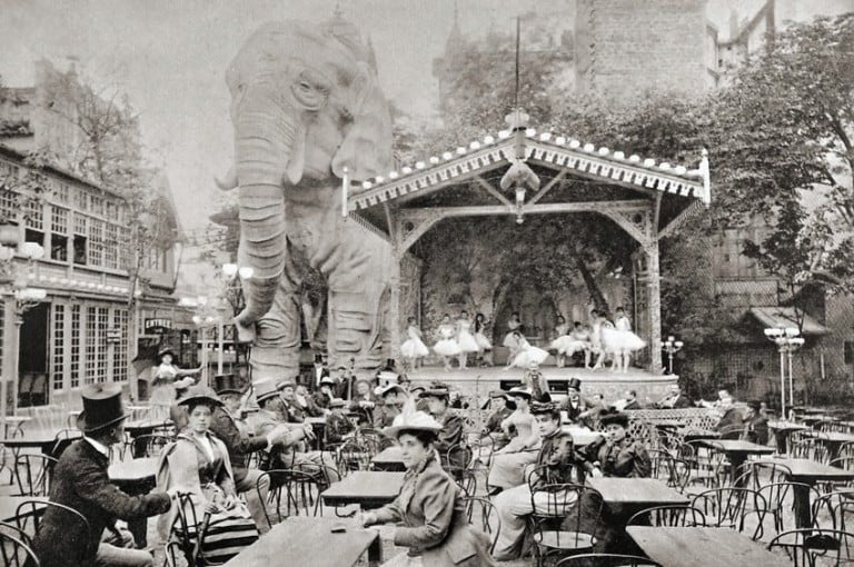 Elefante de la Bastilla en el patio del Moulin Rouge de París