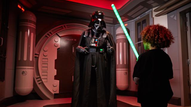 Encuentro con Darth Vader en Disneyland Paris Un niño con una espada láser interactuando con Darth Vader en Disneyland Paris