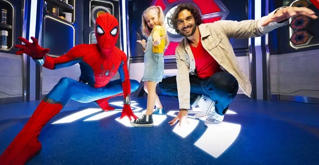 Meet 'n' Greet de Disneyland Paris Spiderman junto a un padre y su hija posando al estilo superhéroe en Disneyland Paris