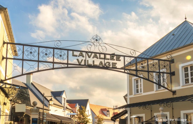 Rótulo de La Vallée Village junto a Disneyland Paris
