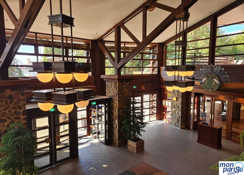 Entrada al hotel Sequoia Lodge con grandes ventanales y luz natural