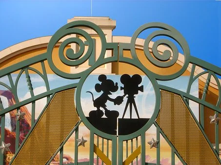Mickey escondido en la puerta de Disneyland Paris