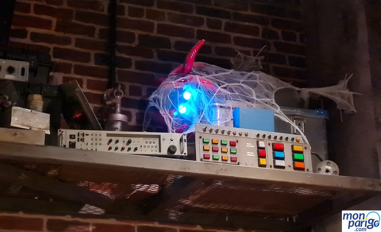 Equipos electrónicos sobre una balda con telerañas en Spider-Man W.E.B. Adventure de Disneyland Paris