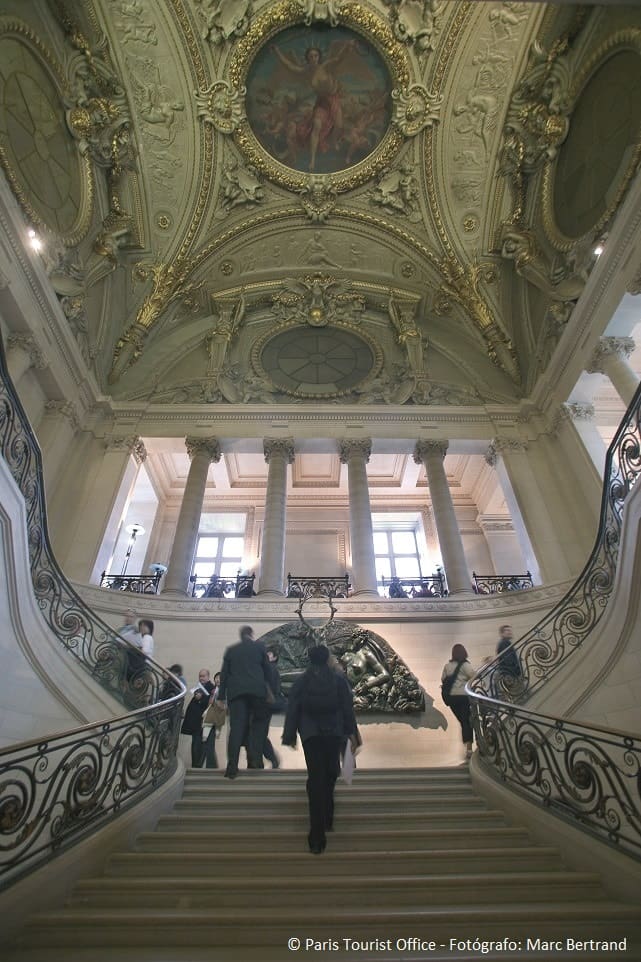 Escalera en el interior del museo del Louvre