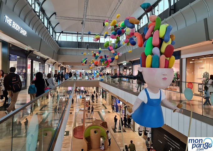 Objetos de colores saliendo del cerebro de una niña en una escultura del centro comercial Val d'Europe junto a Disneyland Paris