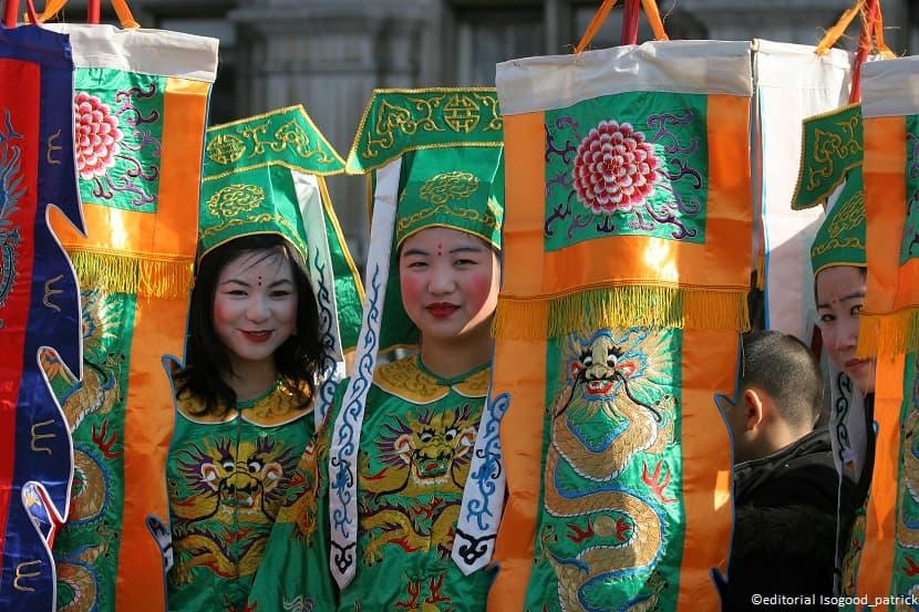 Dos mujeres con ropa tradicional china