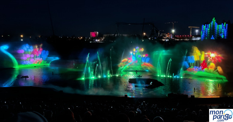Flores de colores proyectadas sobre pantallas de agua en el espectáculo nocturno de Futuroscope