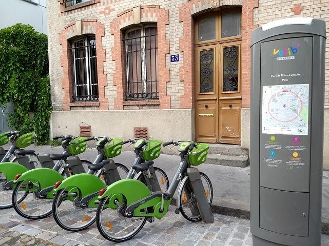 Estación de Velib en París para alquilar bicicletas.