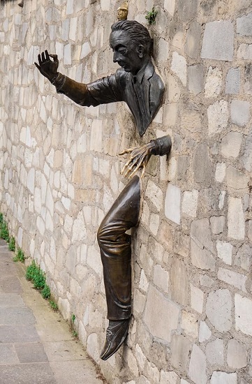 Estatua Le Passe-Muraille (el Pasa-Murallas) en Montmartre, París