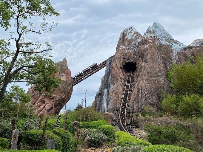 Monte Everest artificial en una montaña rusa de Animal Kingdom Orlando