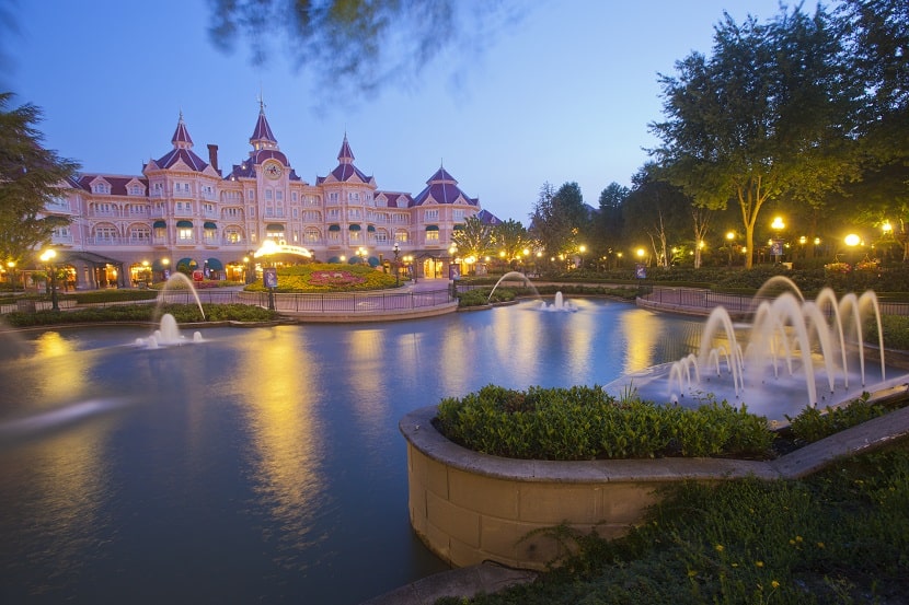 Disneyland Hotel al anochecer