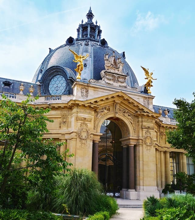 Exterior de un palacio de París