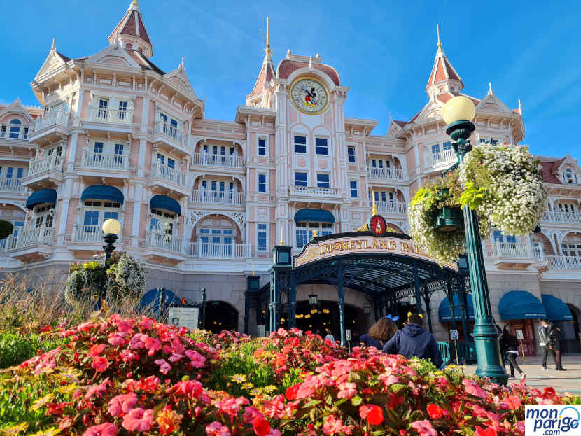 Fachada principal del Disneyland Hotel