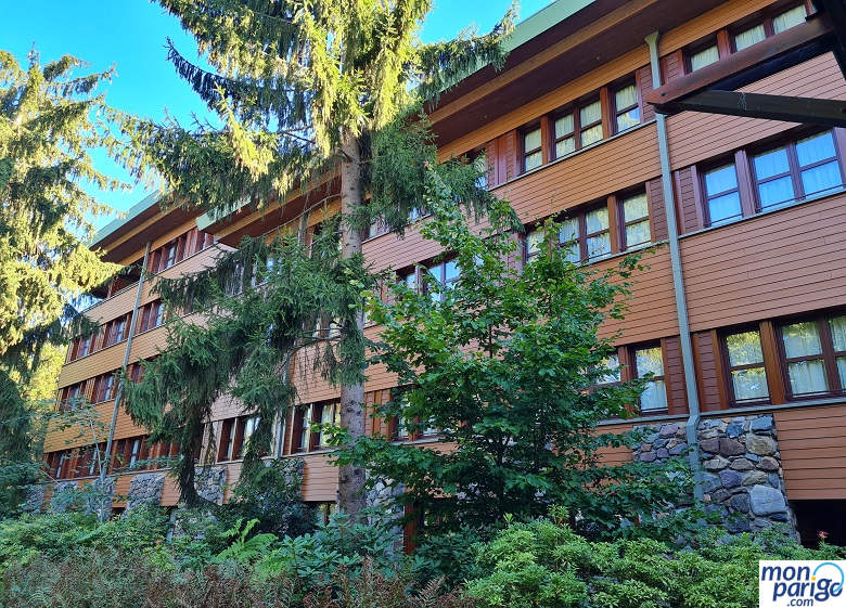 Fachada del hotel Sequoia Lodge con sequoias alrededor