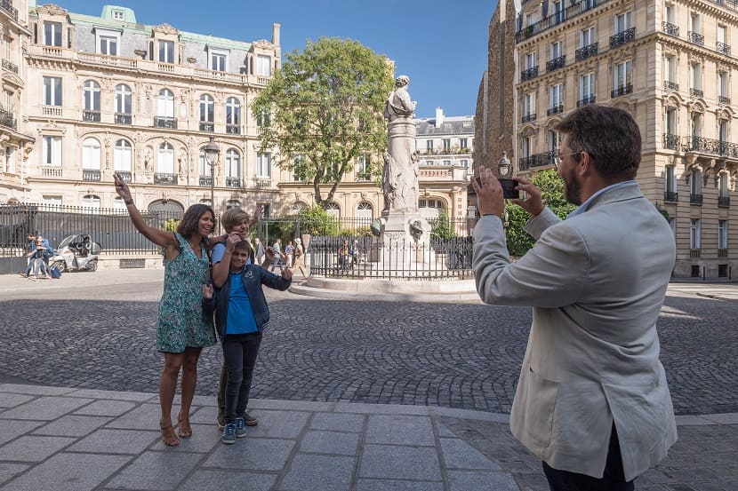 Una familia descubriendo París gracias a un tour guiado