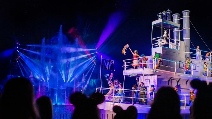 Barco sobre el lago con personajes Disney en el parque Disney's Hollywood Studios Orlando