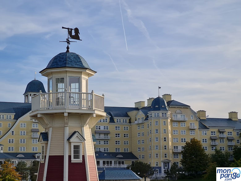 Faro junto al lago y detrás la fachada principal del hotel Newport Bay Club de Disneyland Paris