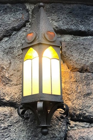 Mickey escondido en una lámpara de pared en Disneyland Paris