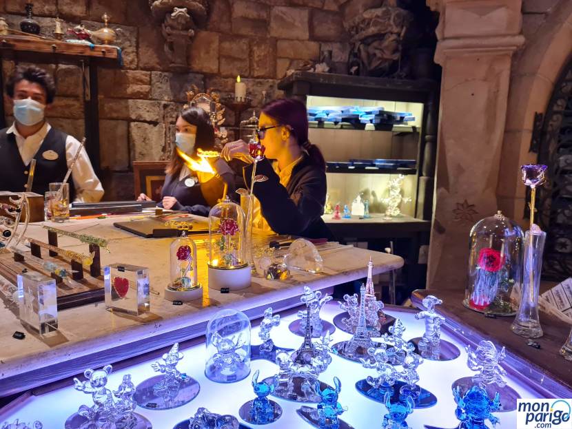 Figuras de cristal en la tienda de Merlín en el castillo de la Bella Durmiente de Disneyland Paris