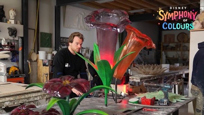 Artesano creando flores de vidrio de gran tamaño