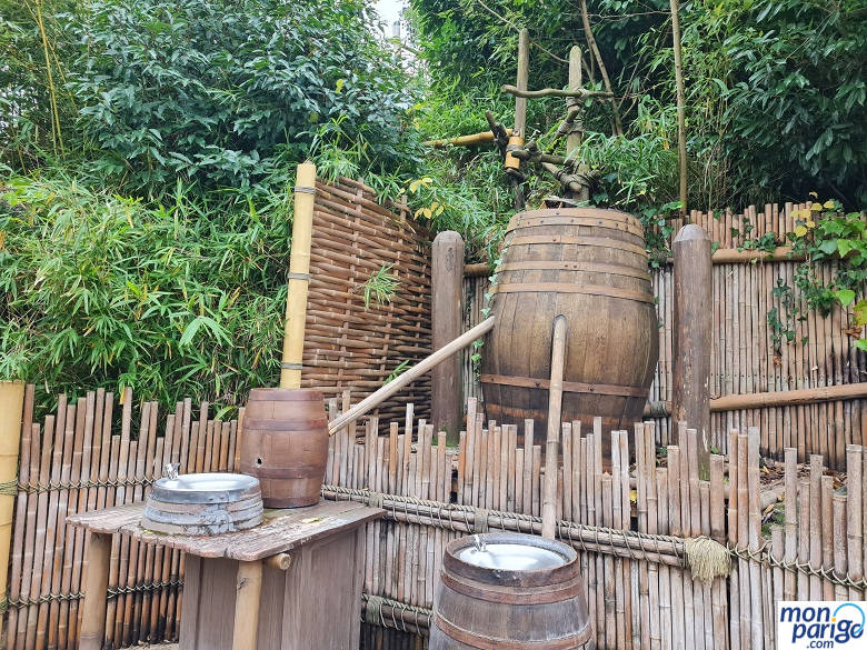 Barriles y tuberías de madera para llevar agua hasta una fuente en Disneyland Paris