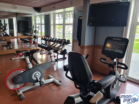 Bici estática, pesas y otras máquinas para hacer deporte en el gimnasio del hotel Newport Bay Club de Disneyland Paris