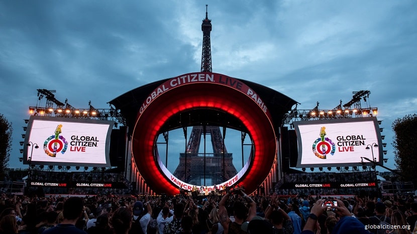 Escenario del concierto Global Citizen Live 2021 frente a la torre Eiffel