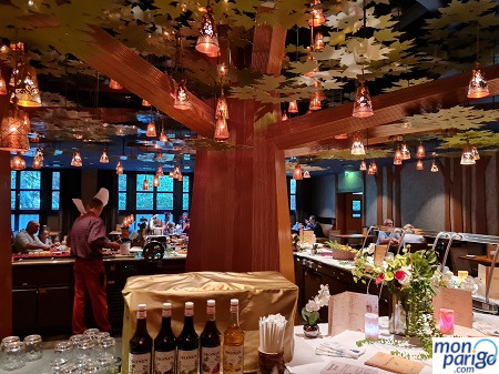 Barra con bebidas y comida en una sala VIP con cocinero en el hotel Sequoia Lodge de Disneyland Paris