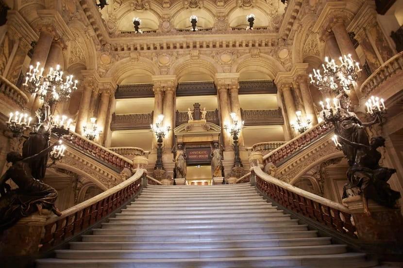 La Gran Escalera de la Ópera Garnier de París - Vista frontal