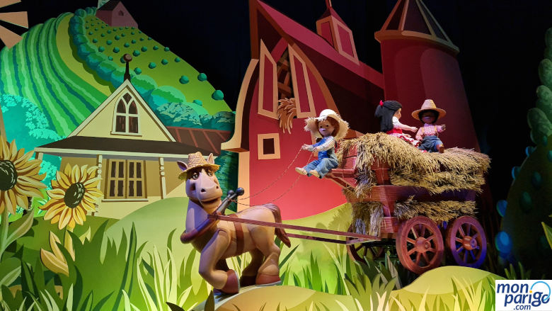 Muñecos en un carruaje con paja traccionado por un caballo en It's a Small World de Disneyland Paris