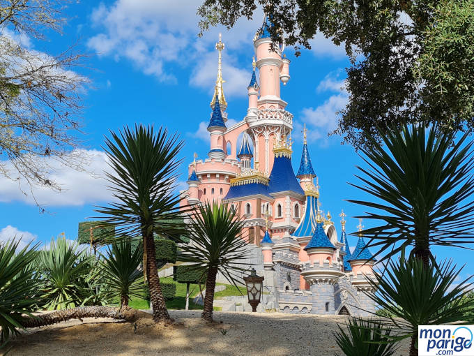 Icono de Disneyland Paris entre árboles