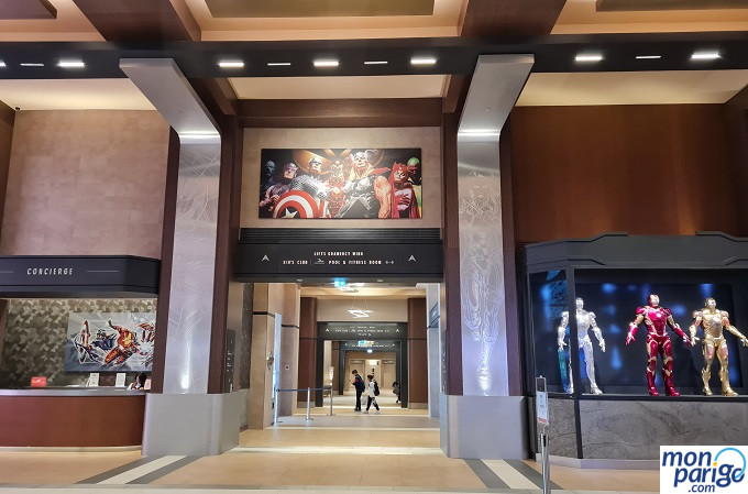 Lobby con exposiciones de Marvel en el hotel New York de Disneyland Paris