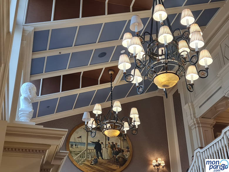 Lámparas, cuadros y esculturas de la entrada al hotel Newport Bay Club de Disneyland Paris