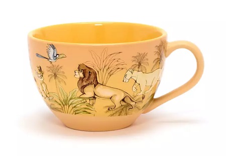 Taza amarilla de café con los personajes de El Rey León