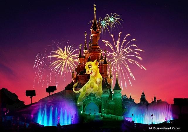 Proyecciones sobre el castillo de Disneyland Paris con fuegos artificiales
