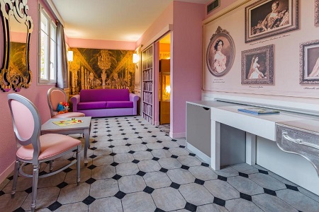 Tocador y sofá cama de una suite del hotel Explorers de Disneyland Paris