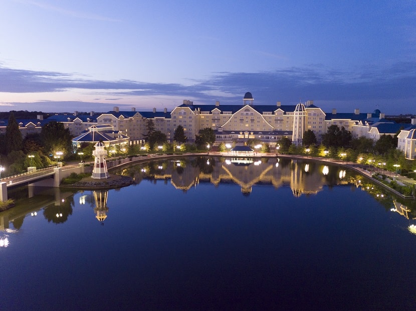 Hotel Newport Bay Club de Disneyland Paris iluminado frente al lago