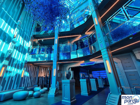 Recepción con iluminación azul del Hotel Station Cosmos de Futuroscope