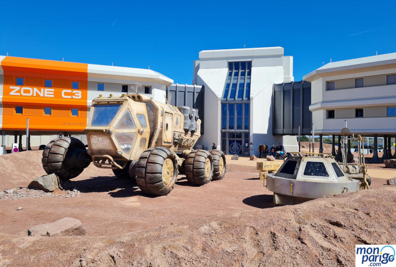 Vehículo espacial sobre tierra rojiza a la entrada del hotel Station Cosmos de Futuroscope